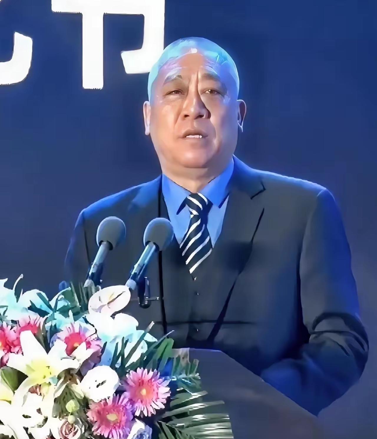 河南那个矿机老板，估计这两天人都傻了。年前撒钱有多风光，年后开工就有多“头疼”。