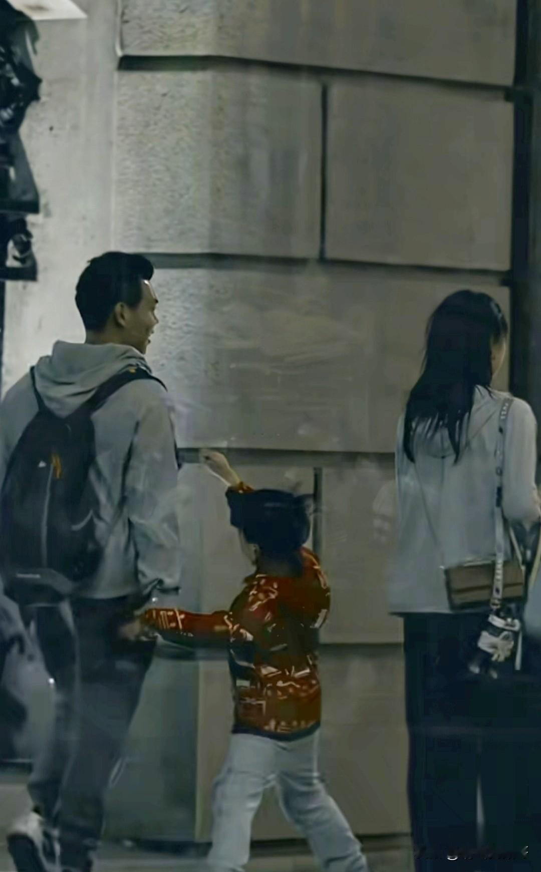 有时候
我原谅我的孩子
其实是在原谅小时候的自己……