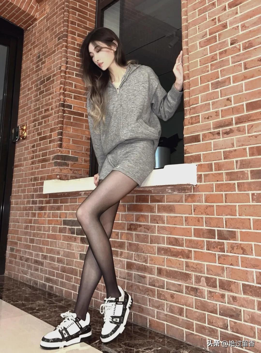 慵懒风穿搭，灰色卫衣搭配黑色丝袜和运动鞋，轻松自在！如何在穿搭中展现自己的独特魅