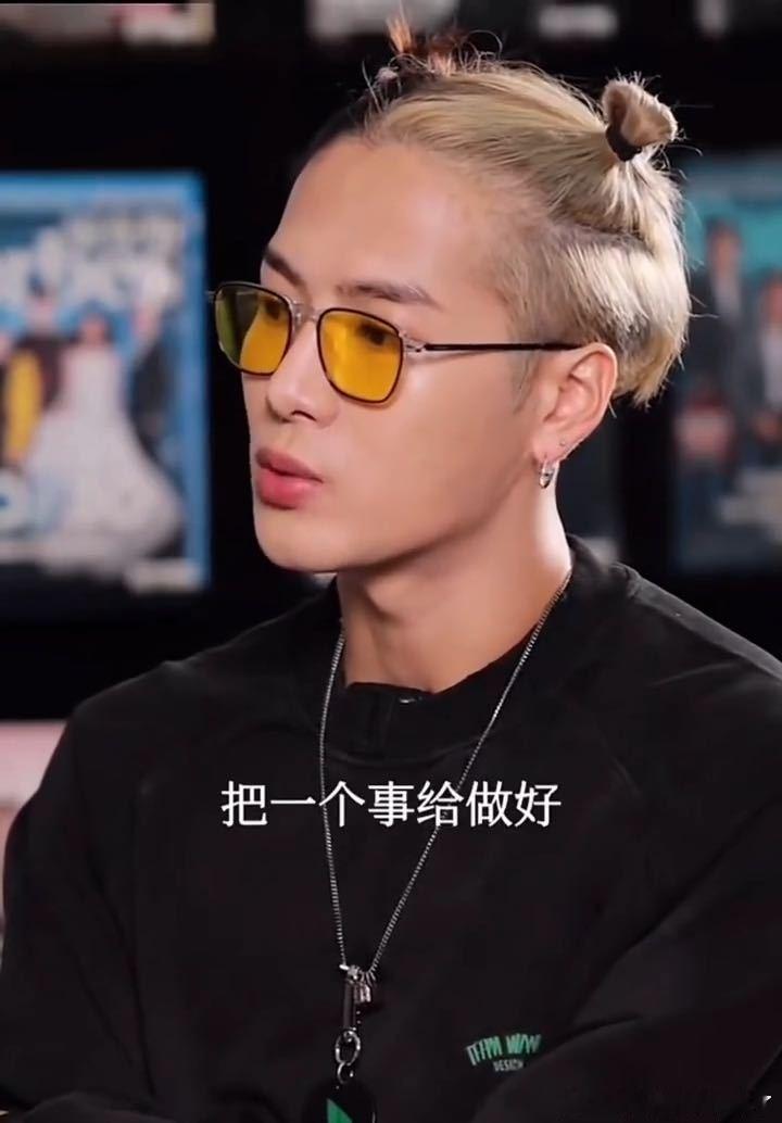 王嘉尔 把事业调成手动挡王嘉尔这人脉真的跪了！从体育冠军到脱口秀达人，跨圈交友好