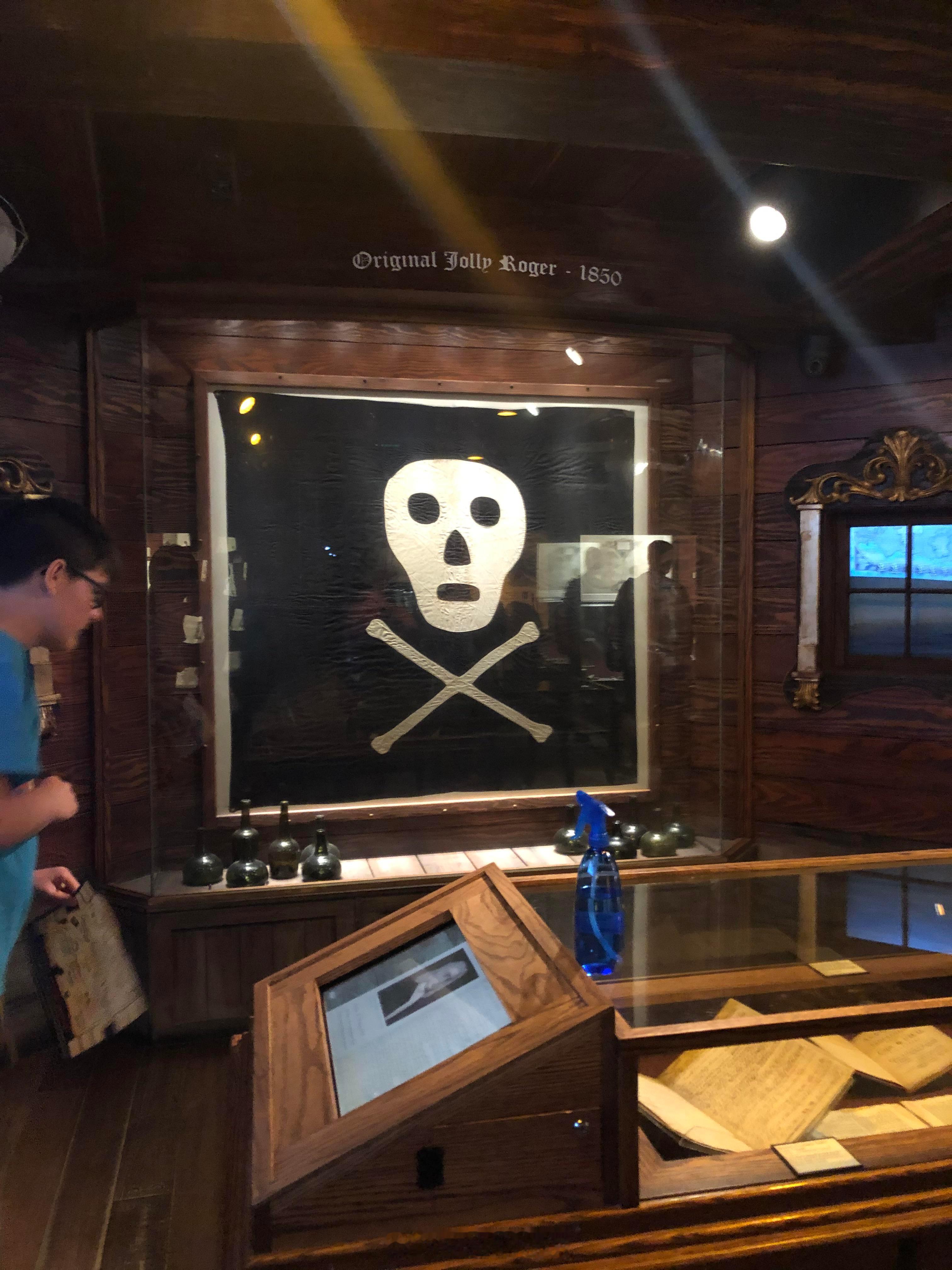 在圣奥古斯丁海盗博物馆展出的原始乔利·罗杰（Jolly Roger）海盗旗。 ​