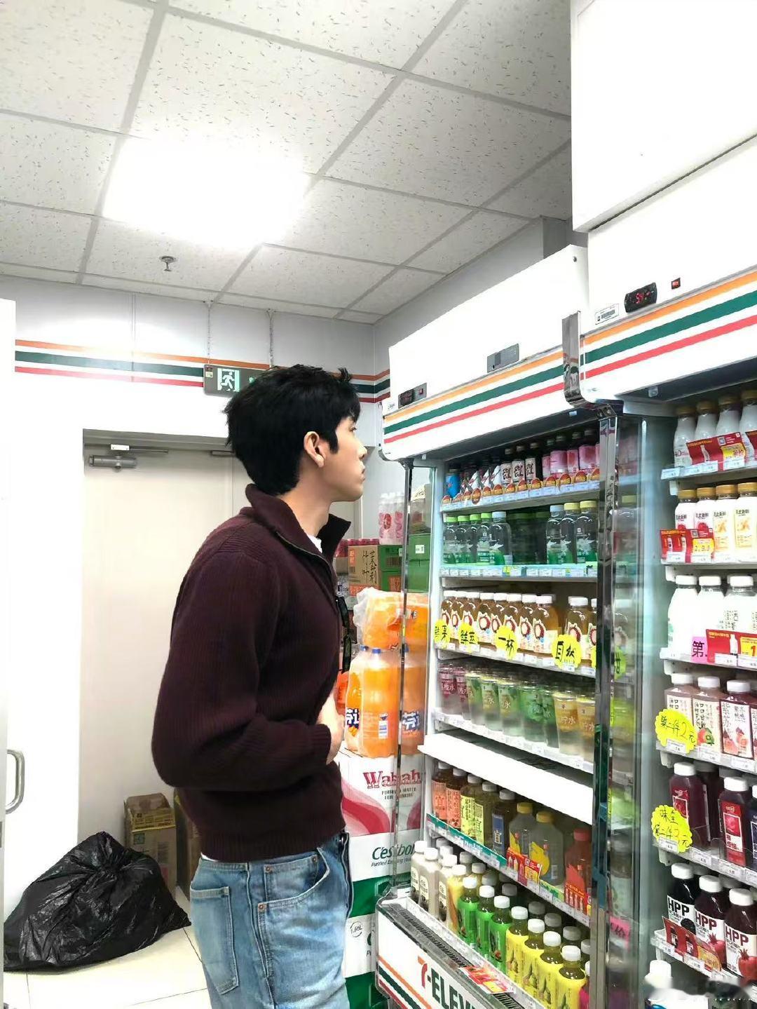 井柏然逛超市井柏然在看桃子饮料太会了 ​​​