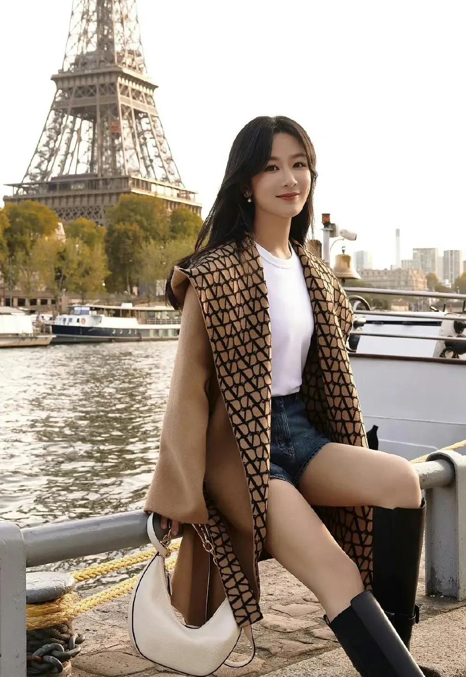 #妙笔生花创作挑战#杨紫比普女漂亮！
曾听一个网友说杨紫是普女，杨紫这长相比起普