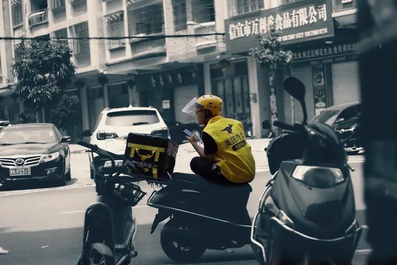 送外卖丢人吗？当然不！送外卖是靠双手劳动赚钱的正当职业，和教师、医生等一样，靠诚