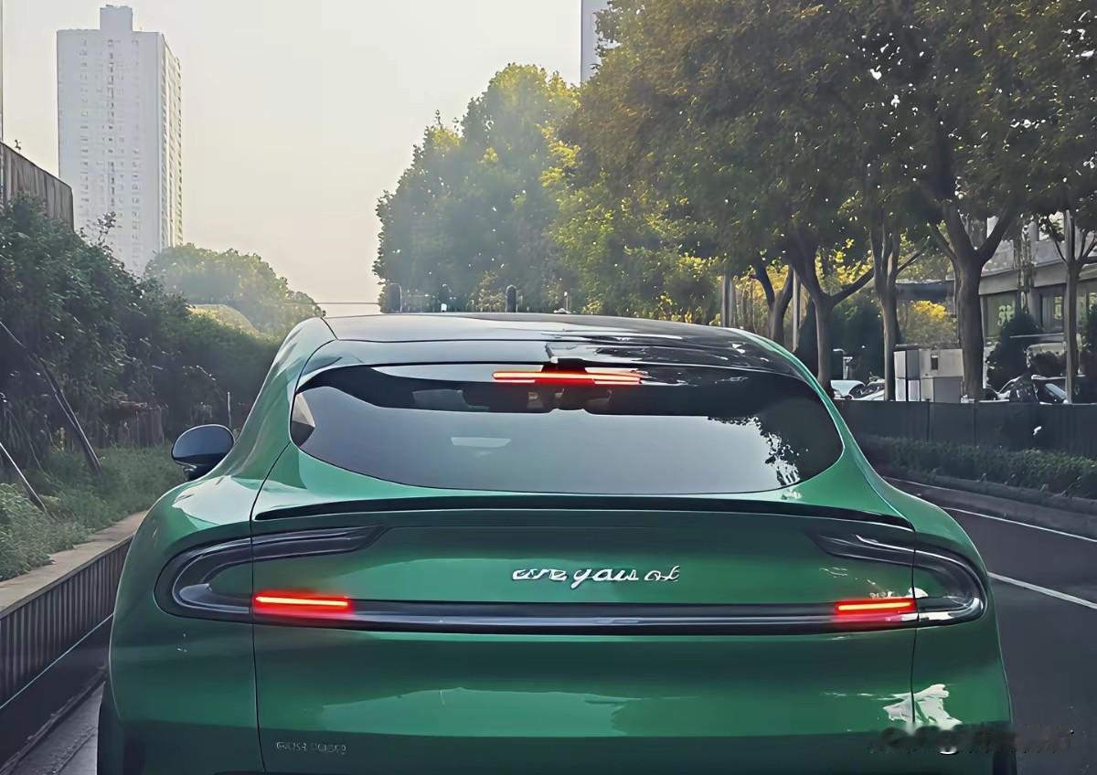 小米汽车用这车标怎么样？雷总你OK不？

高手在民间啊，把小米的车标换成雷总的经