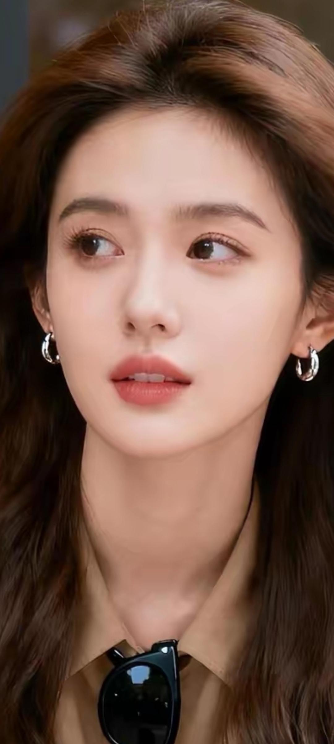 优雅气质，时尚耳环，迷人微笑