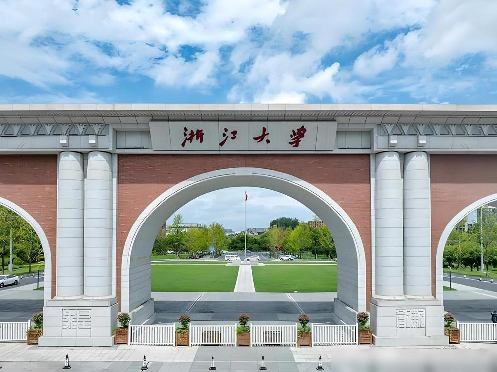 浙江十强大学1.浙江大学，位于杭州市，全日制在校学生70918人，教职工9787