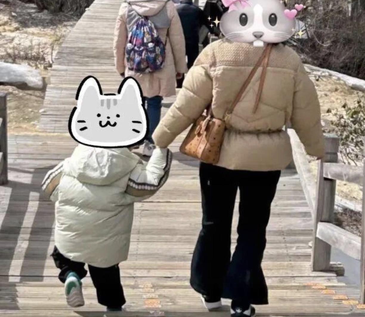 好家伙，小孩子不能憋尿，难道就能尿景区的钙化彩池里？
4月3日游客王女士，在四川