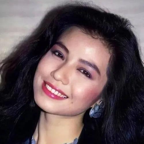 1983 年，球王贝利想带钟楚红回国，钟楚红坚决拒绝，不久一富豪出价 500 万