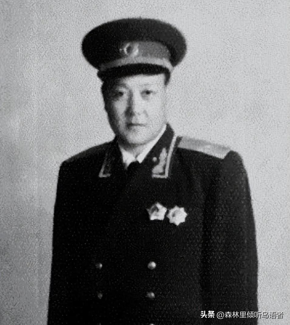 1949年，解放军师长刘秉彦去北京饭店办事，冷不丁瞅到一个服务员举动怪怪的，还有