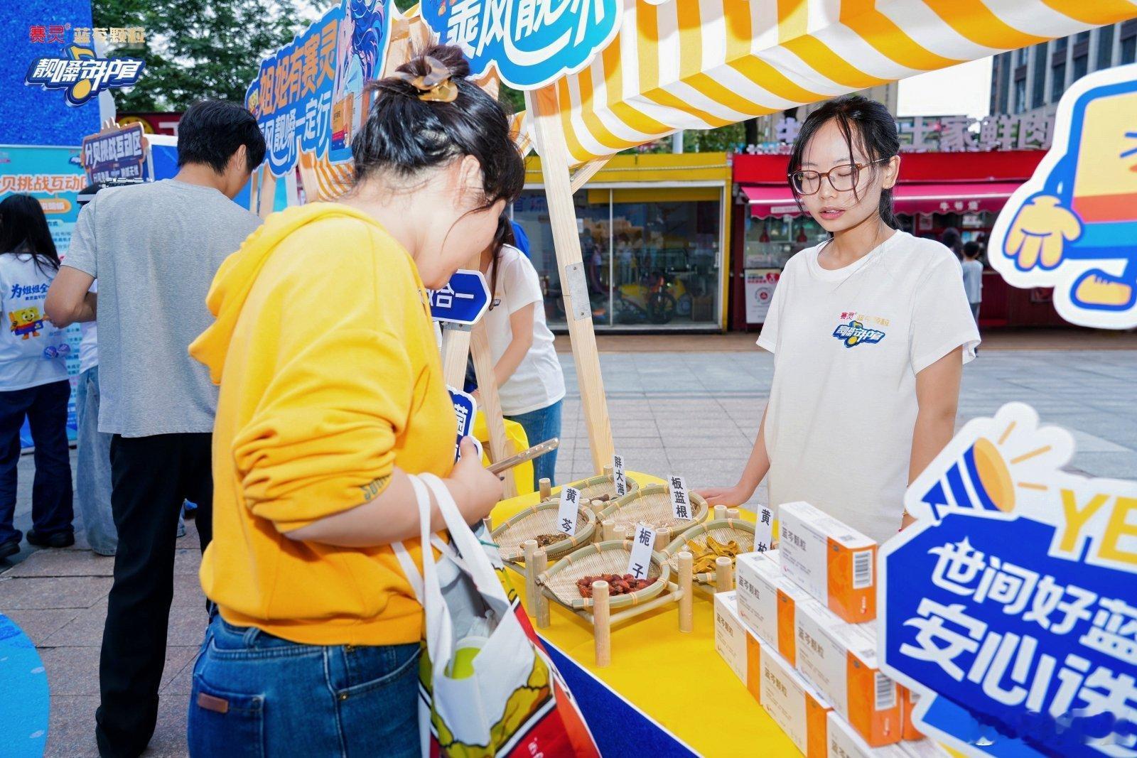 长沙今天太热闹了5月30日长沙街巷人声鼎沸，街头音乐与欢声笑语相融，满是鲜活烟火