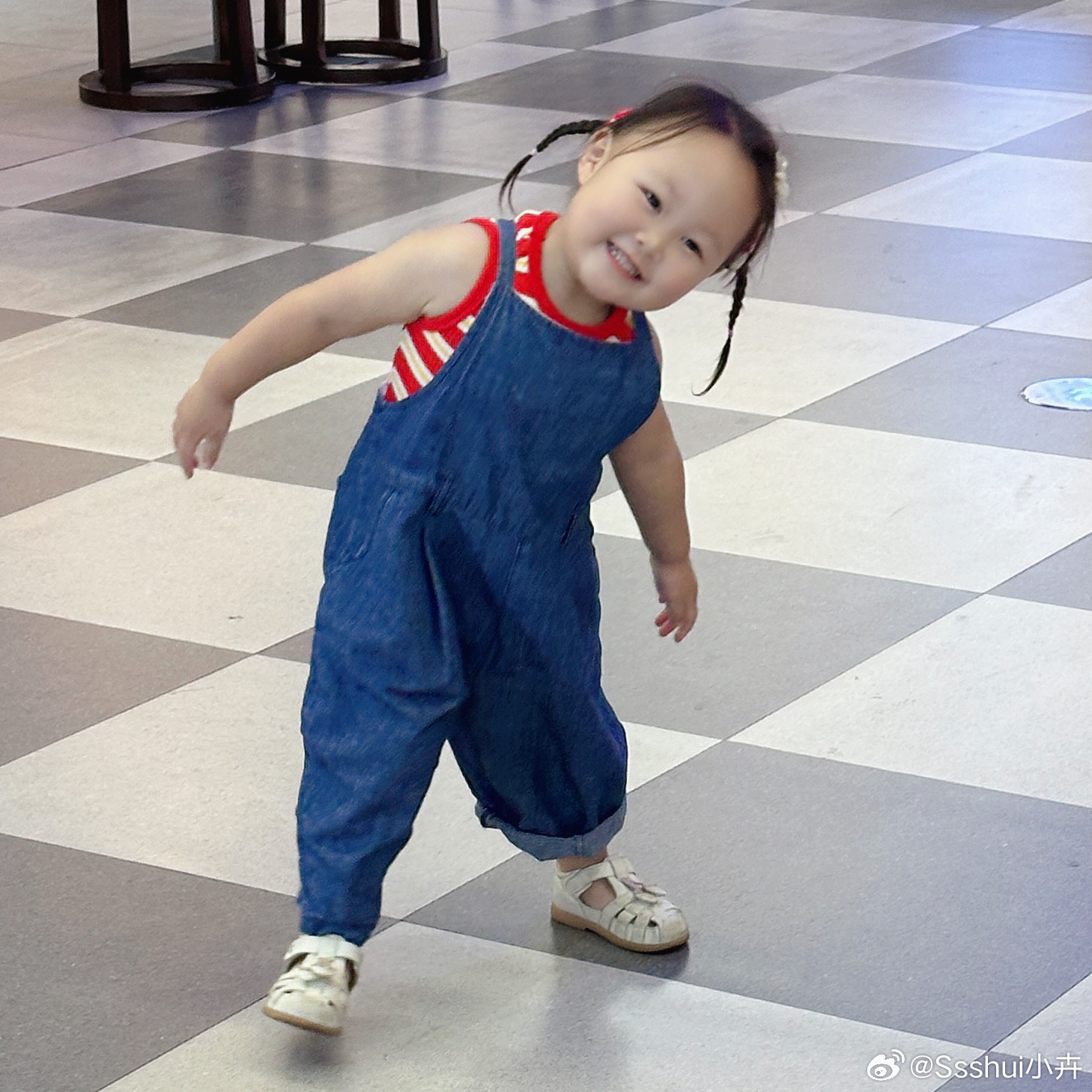 有时候真要被小朋友的童言童语笑死～一直让我给她剥“七八九十”，我寻思啥是7891