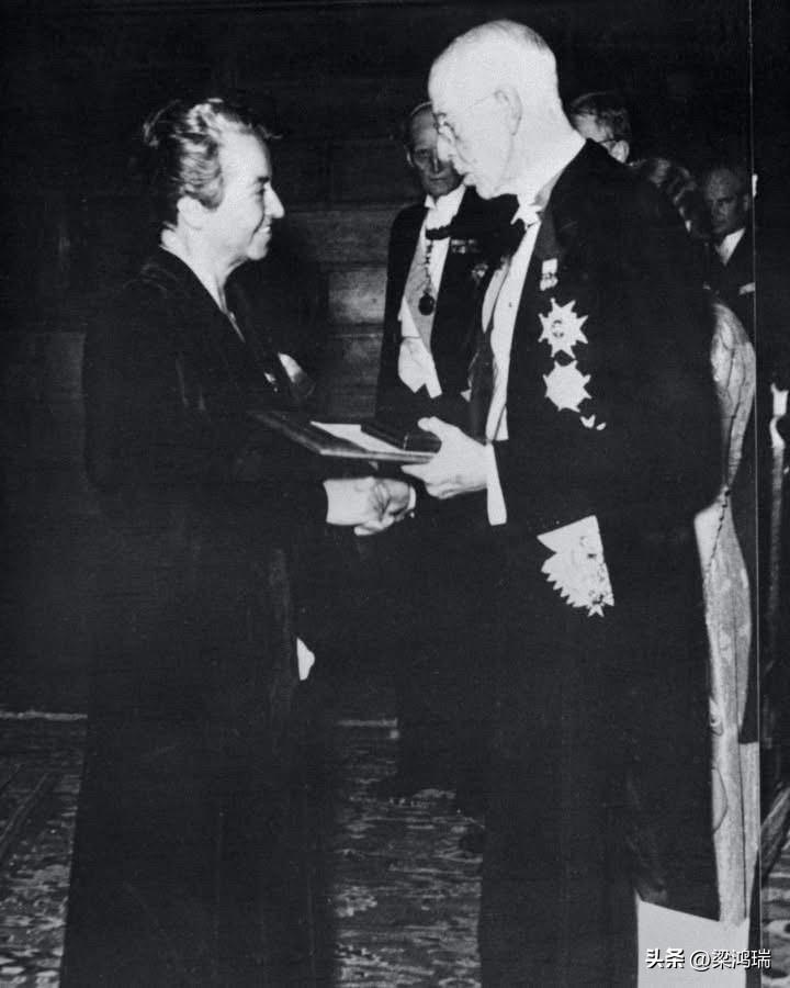 这张照片记录了智利诗人加夫列拉·米斯特拉尔（Gabriela Mistral）于