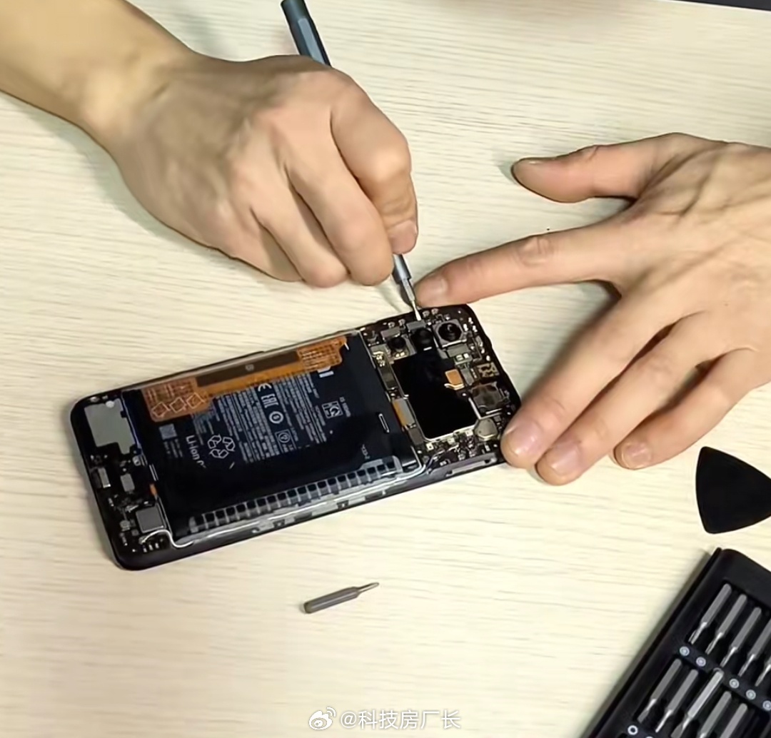 空气炸锅修手机CPU虚焊的正确做法1、拆下手机主板（摄像头也拆下）2、用铝箔纸把