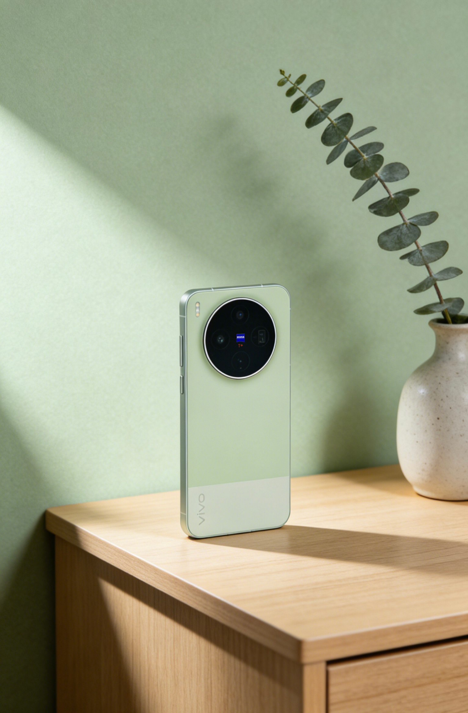 vivo X300s超能小V单  胶片绿确实是好看的，还用了拼接设计，简单，又高