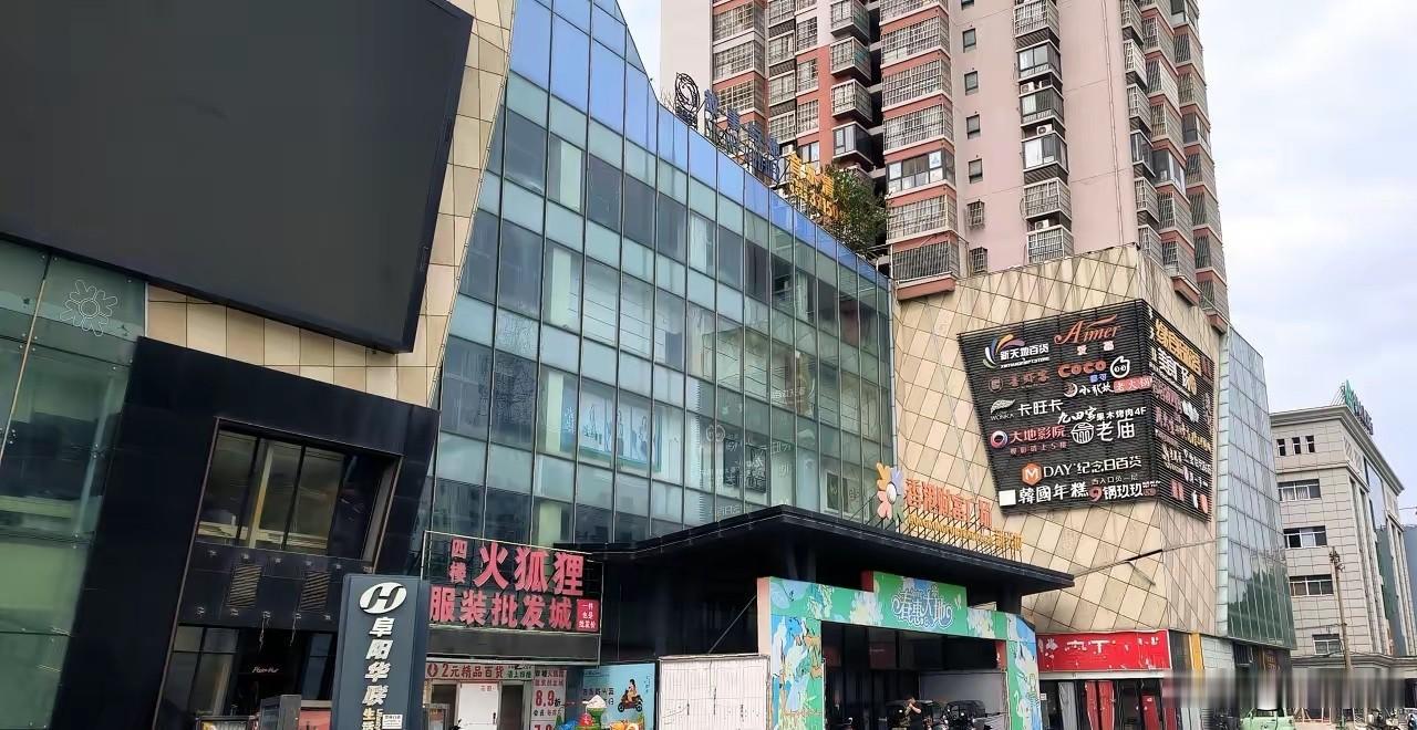 醒醒吧！这世上真心待你的人寥寥无几。
唯有父母的爱，纯粹无私，倾尽所有包容呵护，