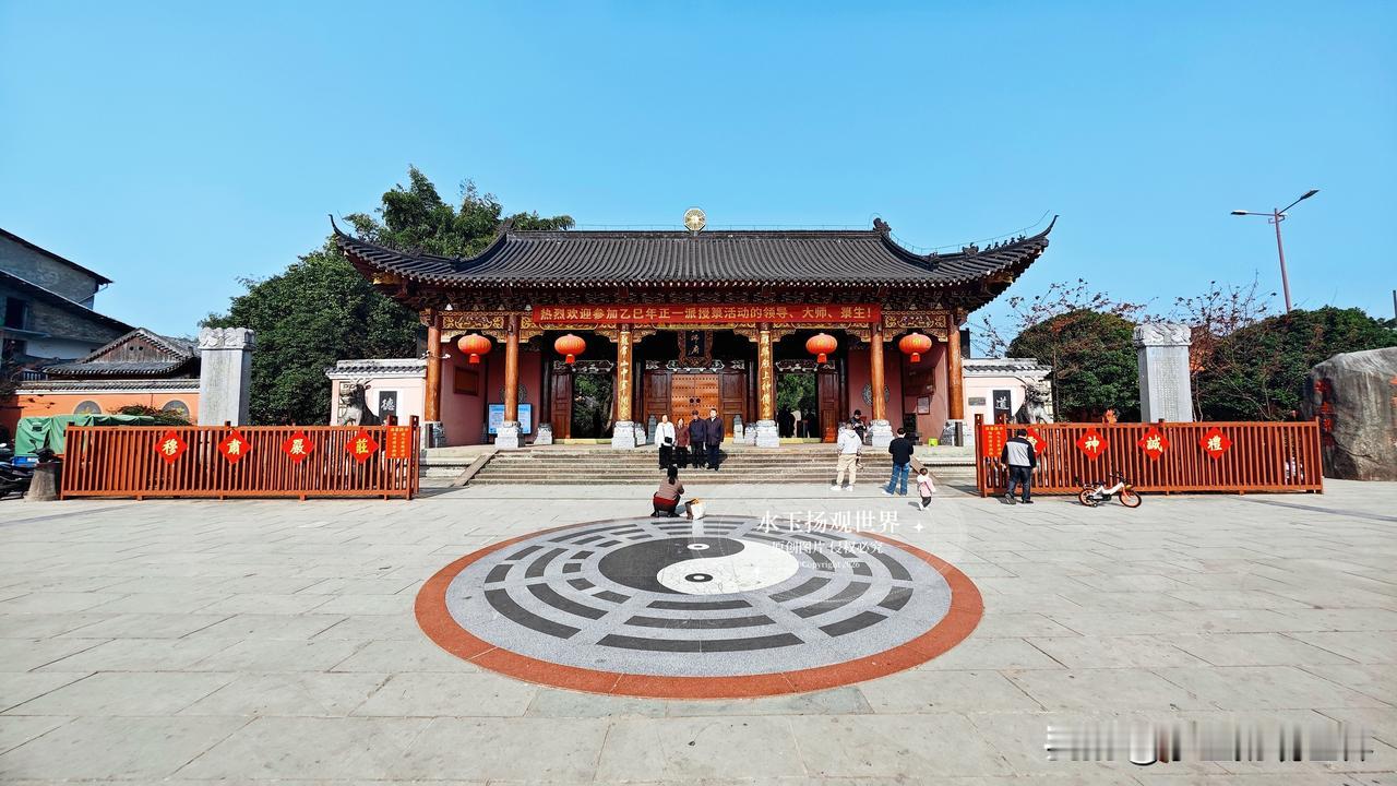 刚走进上清镇，远远就看见一片飞檐翘角藏在古木里，那就是嗣汉天师府了。作为道教正一