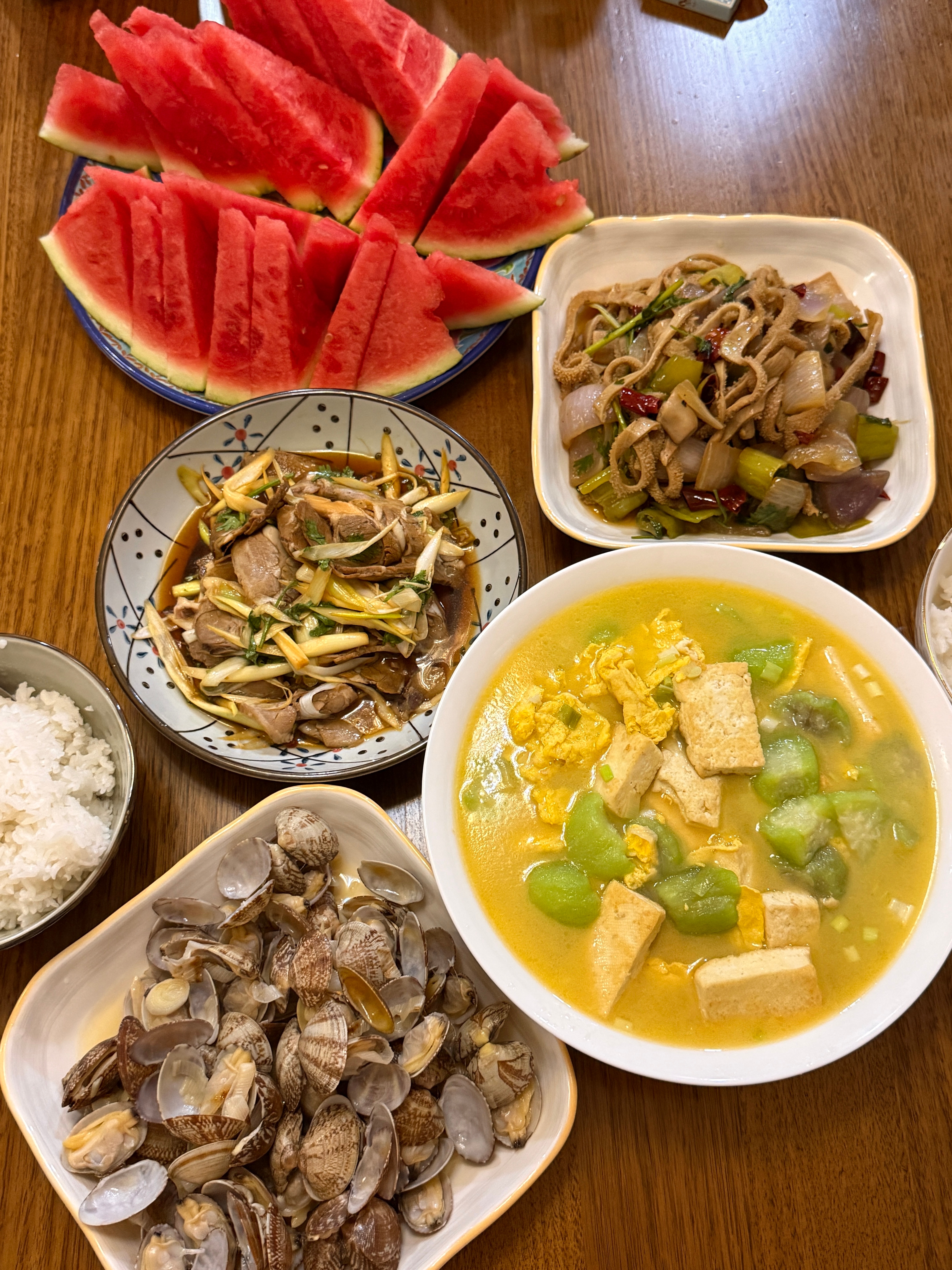 朴素的一餐 刚吃上饭，我把大米放电饭锅里结果没按开关，要不然早吃上了