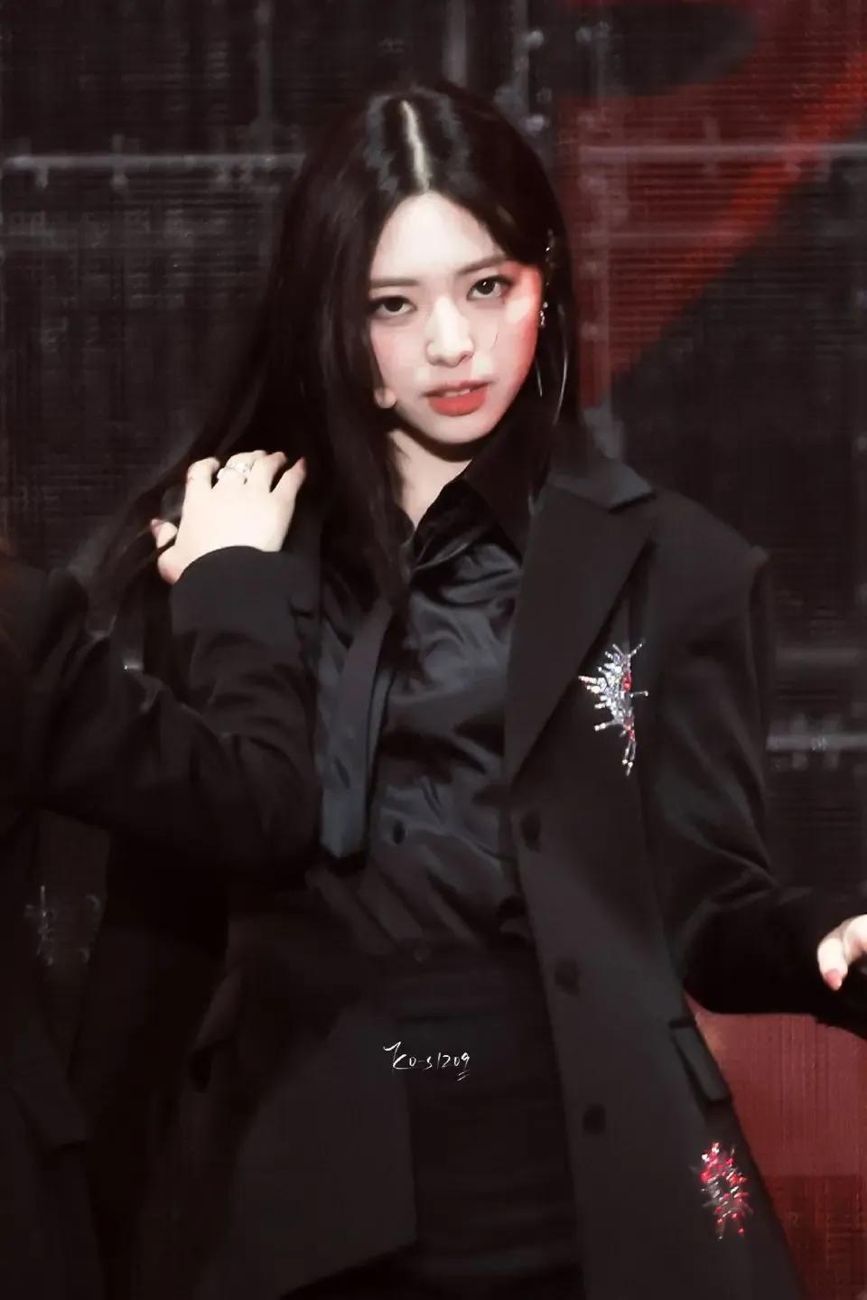 申有娜黑色西装搭配黑色衬衫，尽显时尚魅力。