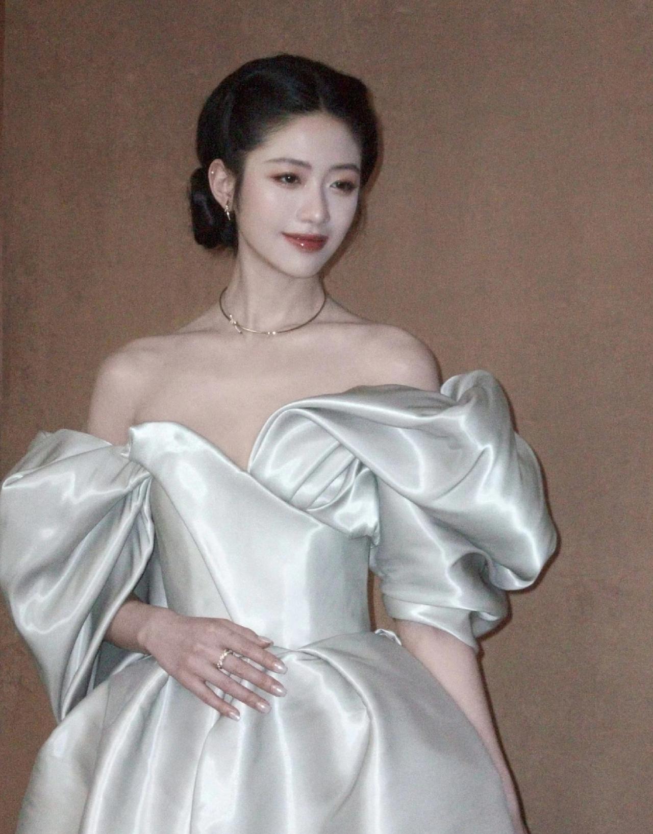 万万没想到，光鲜亮丽的向涵之居然是个小太妹。
24岁的她居然被拍到在棋牌室抽烟，