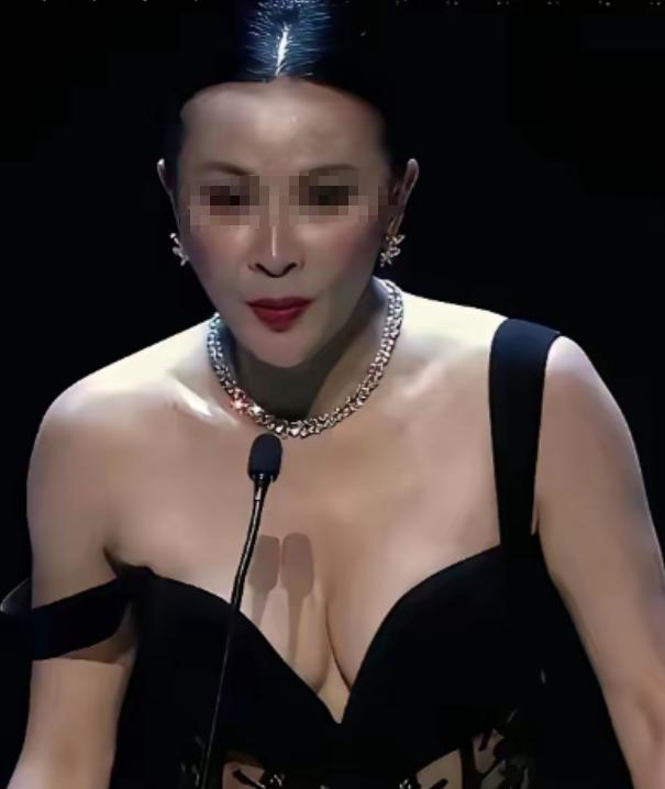 有个很奇怪的事情
女人的胸部是隐私部位，陌生人看不得，更摸不得，那不是应该好好的