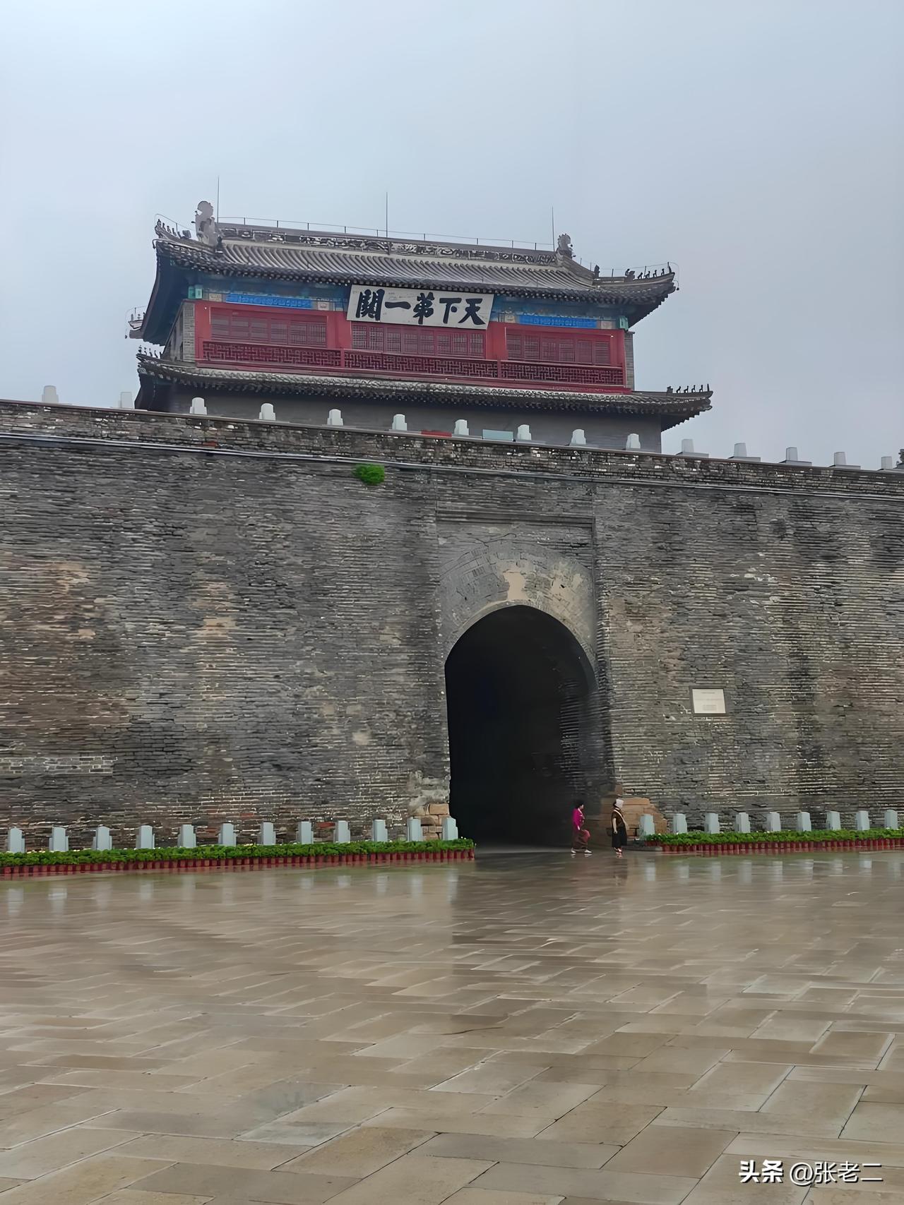 山海关始建于明朝洪武十四年，公元1381年，由大将军徐达主持修建。

此地北靠燕