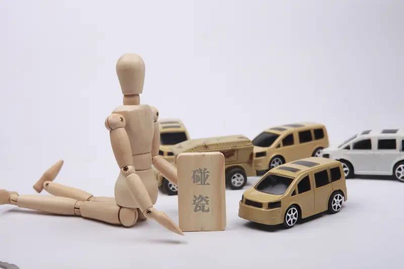 近日上海，一女子开车经过上海虹口区一路段时，突然从路边窜出来一个男子冲到车前， 