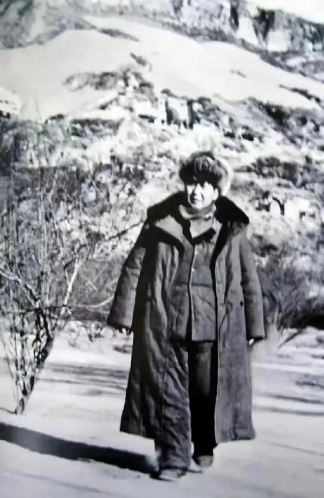 1942年的延安，真的快要揭不开锅了。队伍要吃饭，伤员要买药，边区要运转，哪一样