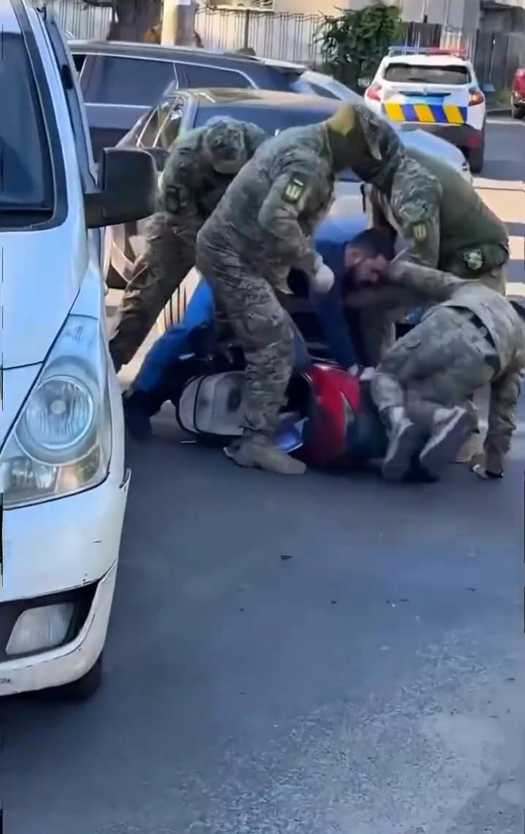 乌克兰的腐败现象很严重，强制动员现象也很严重。那么这两种现象如果结合，会产生什么