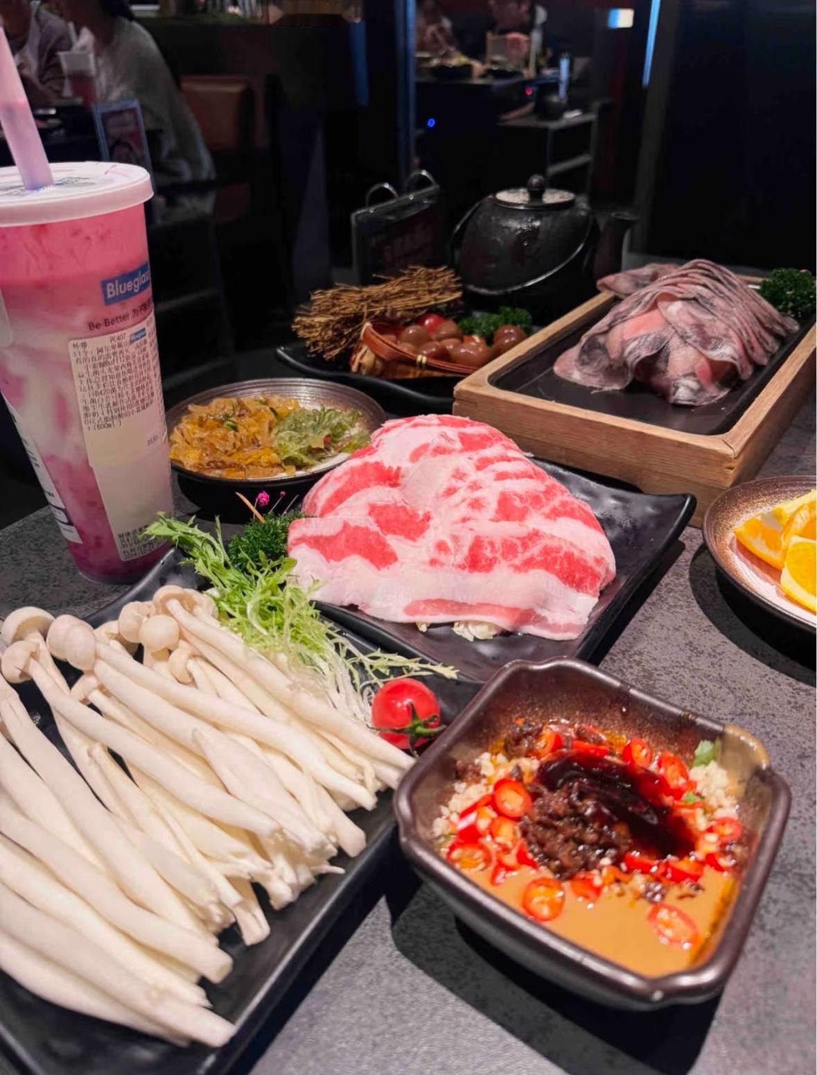 难的清闲，今中午吃顿火锅吧！其实我还是比较喜欢在家里吃，一边看剧一边吃最爽了，就