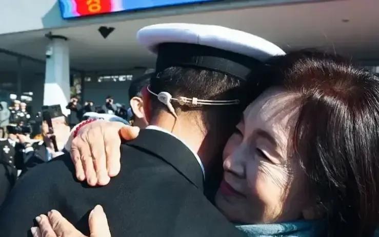 洪罗喜在后台一把抱住李智昊，像奶奶逮住放学回来的孙子。
我刷到视频时正在地铁里，