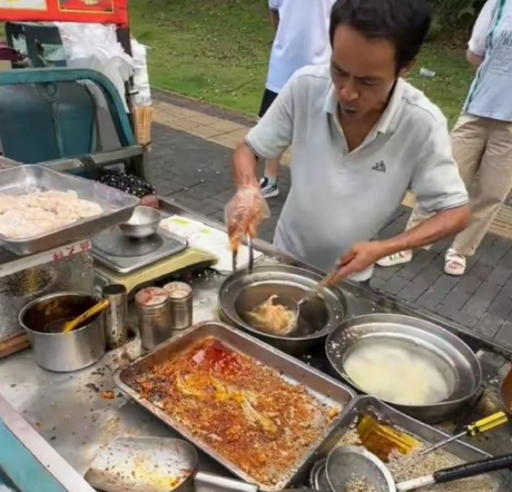 莫氏鸡煲爆火帮工一周就扛不住了  我发现现在的人真的很奇怪，总喜欢扎堆去凑热闹，