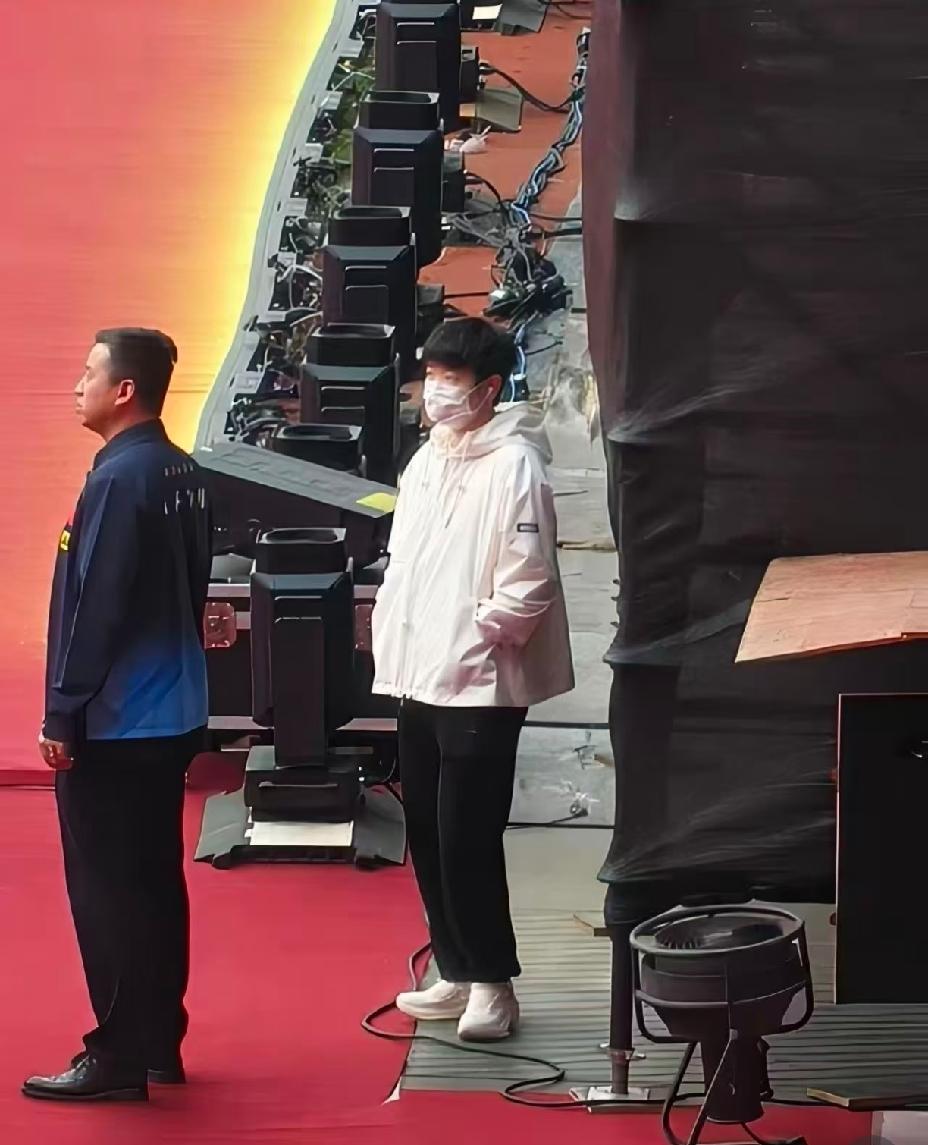 莎莎现身河北亚运会彩排现场，
虽然风中头发有些凌乱，
但是她学的好认真，
终于又