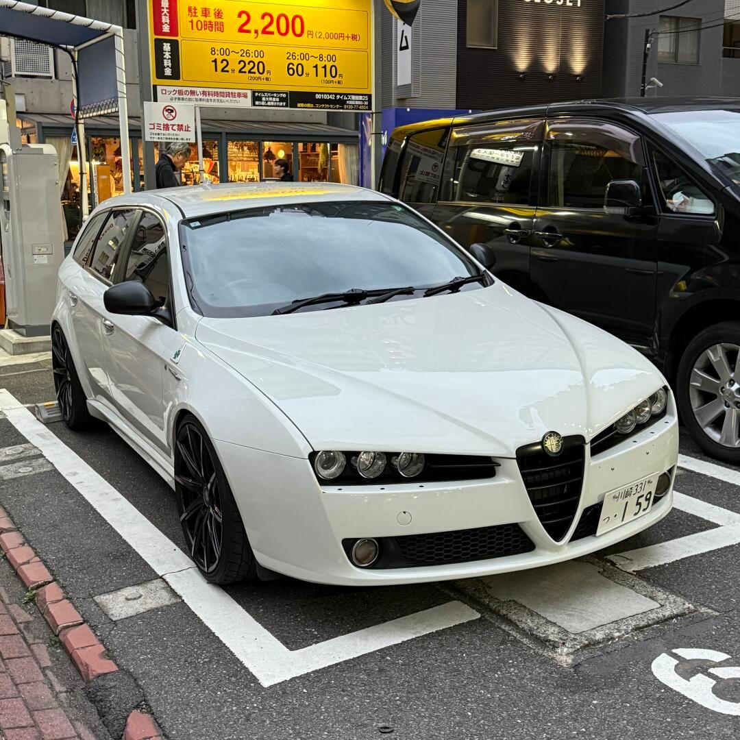 阿尔法罗密欧旅行款，挺少见尤其还是白色，阿尔法罗密欧