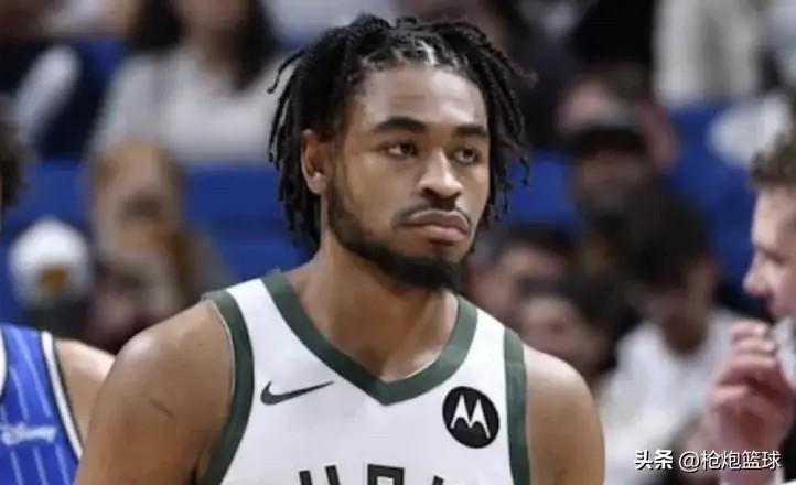 惨！卡梅伦-托马斯被炒鱿鱼了

据名记Shams报道，雄鹿已经裁掉了卡梅伦-托马