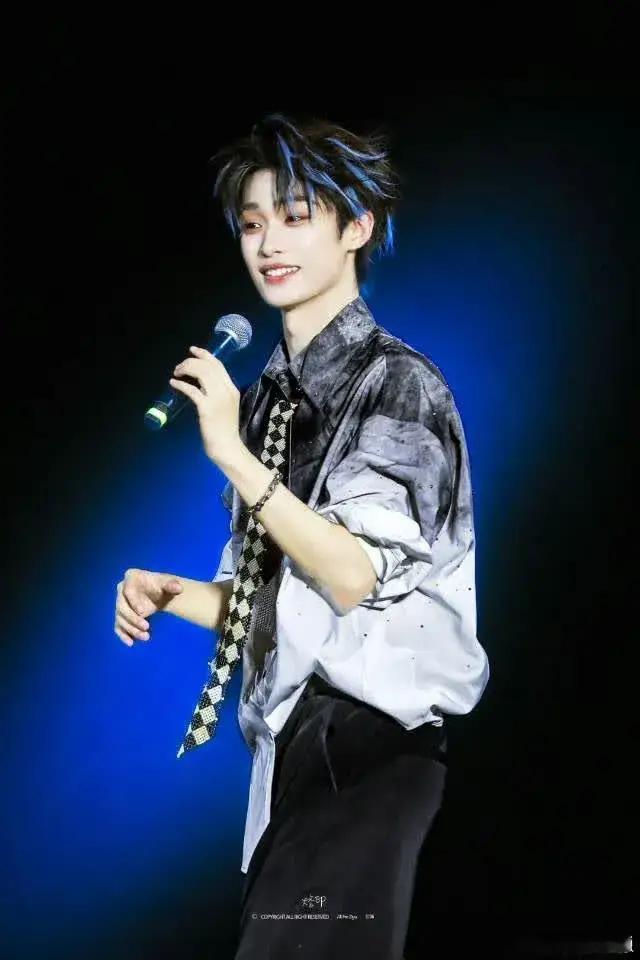 梓渝神图的诞生 音乐节的灯光刺破暮色时，梓渝握着麦克风的手稳得像钉在舞台上。无垫