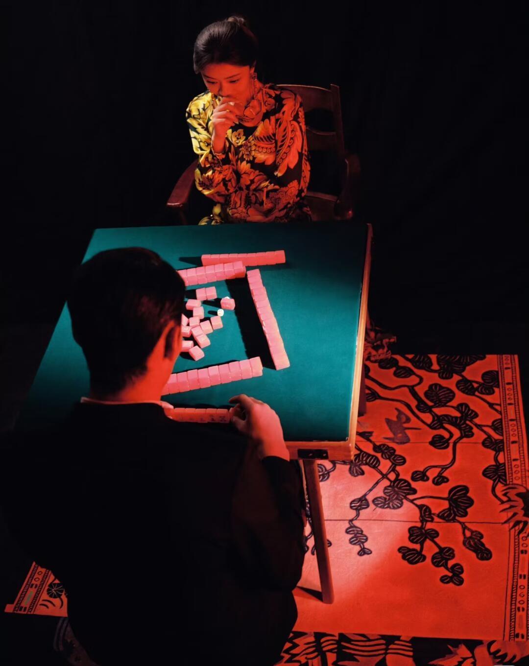 她把民国绣娘一针一线的情绪穿在身上，又把70年代迪厅的灯球藏进刘海，我昨晚刷到《