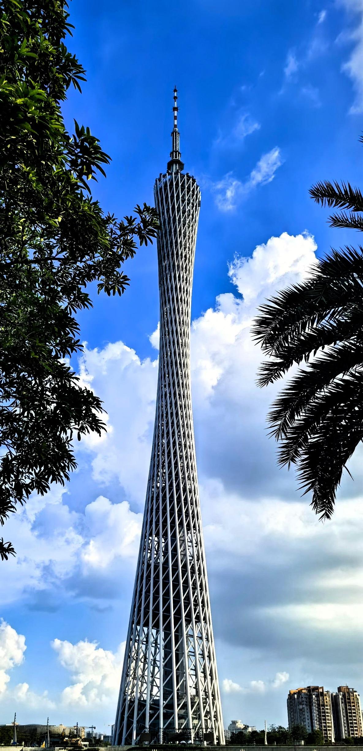 【原创】蓝天白云下的广州塔、巍然屹立。广州塔在阳光下熠熠生辉，银白色的塔身与蓝天