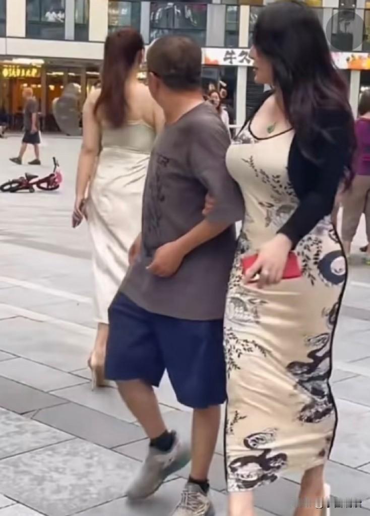 看看这哥们，是不是典型的吃着碗里的望着锅里的？回来不跪榴莲也得跪搓衣板子！