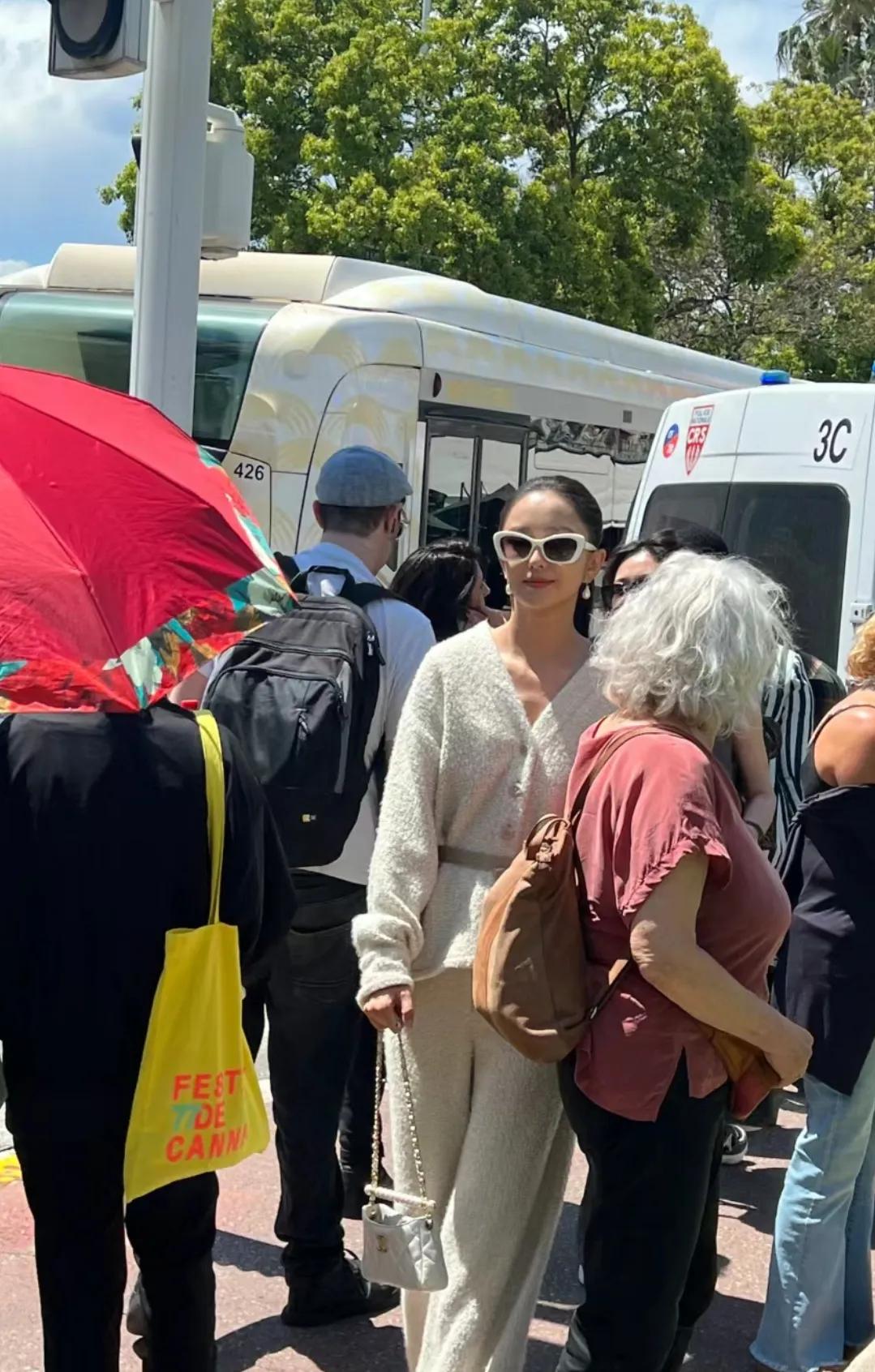 戛纳大街上偶遇佟丽娅
女明星确实是气质突出
一眼望过去就是焦点般的存在
佟丽娅身