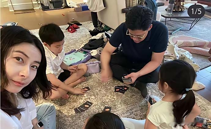 郭晶晶分享家庭温馨照，霍启刚陪孩子看电视，孩子们独立吃饭，全家一起玩卡牌游戏，还