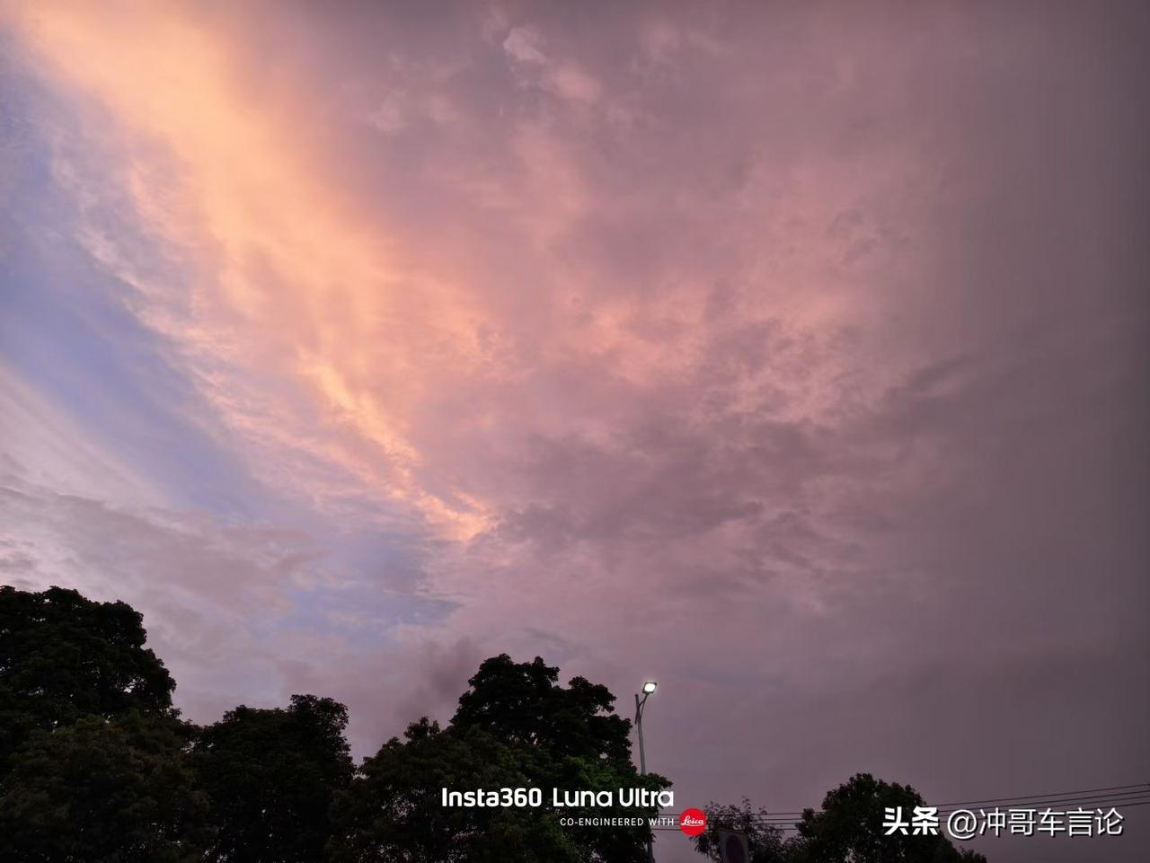 我超爱拍天空，手机相册里全是天空美照。有次早上6点半出门倒垃圾，随手拍了张天空。