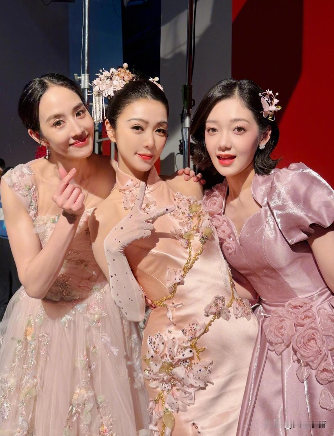 左边张钧甯、中间薛凯琪、右边希林娜依·高，三位女神同台，央视春晚里这画面太养眼了