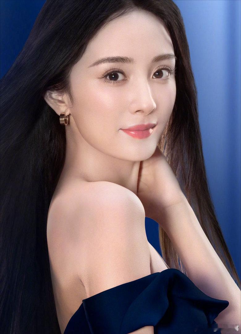 杨幂九月首个商务官宣杨幂奢代无缝衔接谁看了不说一句时尚女帝名不虚传！奢代居然还能