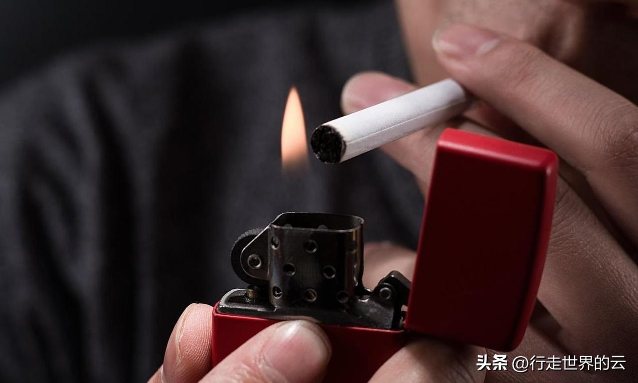 三十年前某天，我骑自行车遇到红灯，等绿灯时我夹着烟的手扶在车把上，烟头烫到了旁边