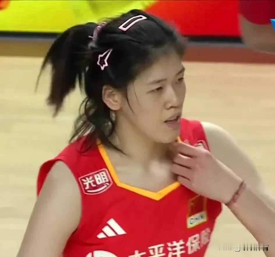 随着李盈莹四号位暴扣得分，中国女排25：23拿下第四局，将比赛拖入决胜局。
李盈