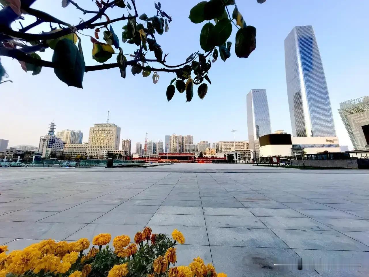你对兰州东方红广场的第一印象是什么？有网友留言：八十年代，小时候的我第一次去东方