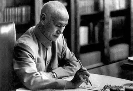 其实蒋介石并没有经过什么系统的教育，也没有完善的留学经历，他连北大、清华都没有去