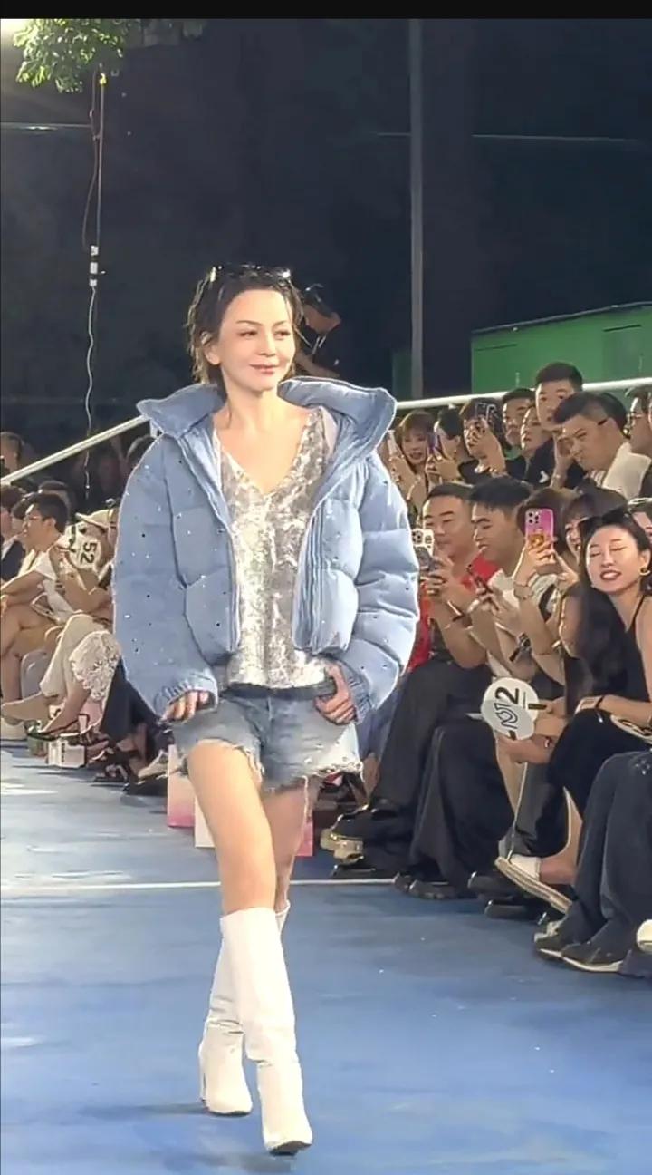 近期的王琳又有点“不务正业”了。
这两年“雪姨”不拍影视剧，开始热衷于模特走秀了