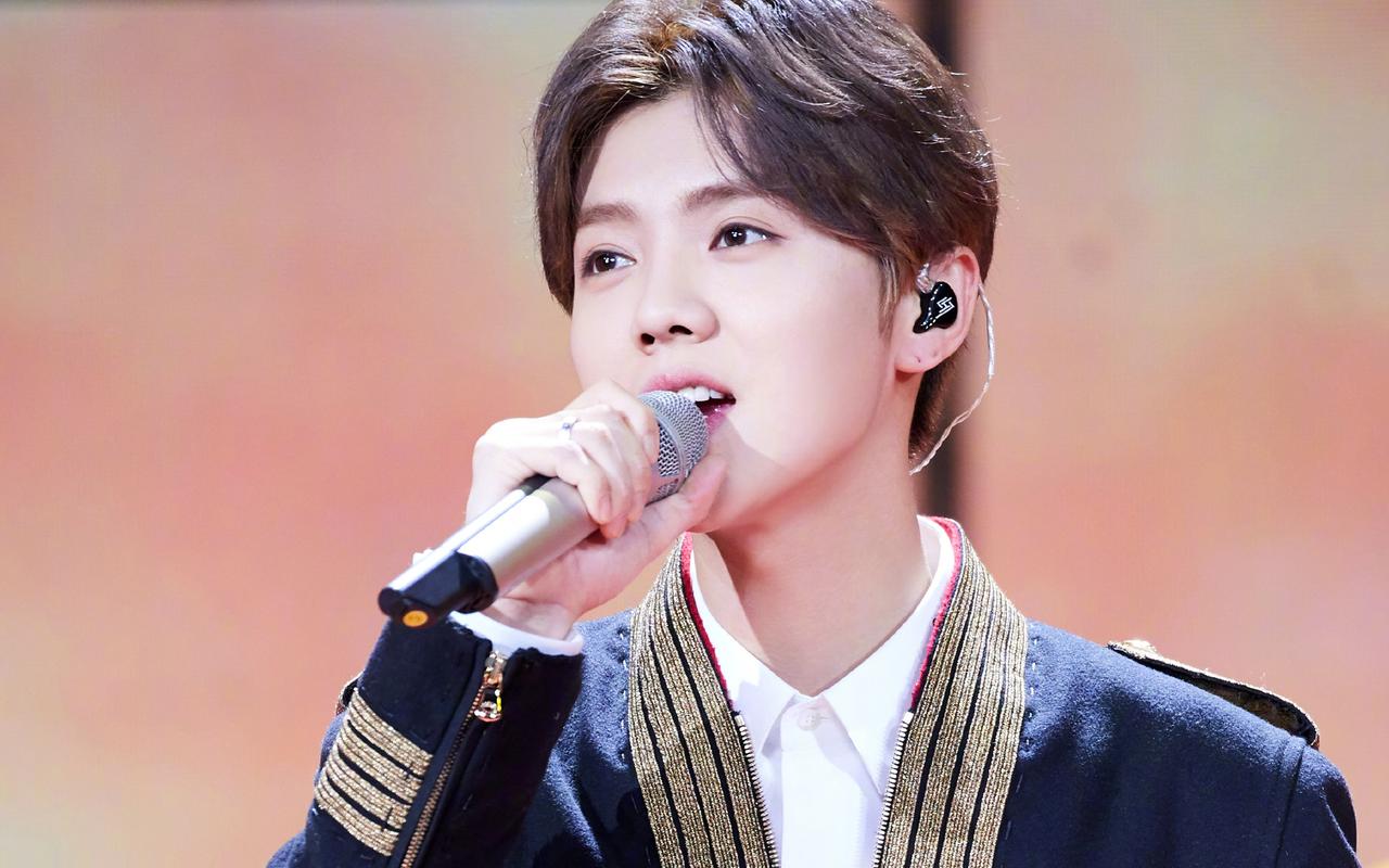 鹿晗演唱会，根本不是“听”，是坠入一场盛大的重逢。

他开口的瞬间，你忽然就懂了